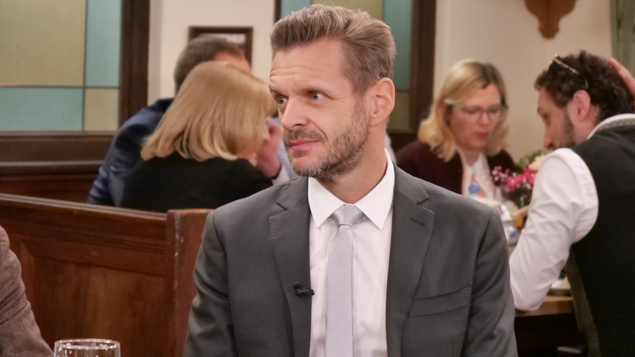 Kabarettist Florian Schroeder am BR Sonntags-Stammtisch