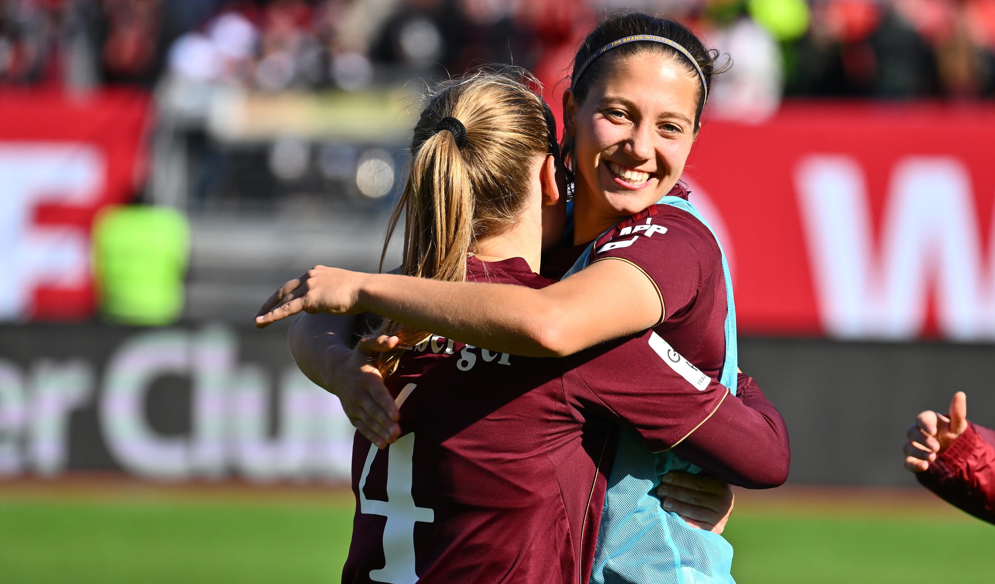 Luisa Guttenberger (4) und Laura Miller (9 ) jubeln