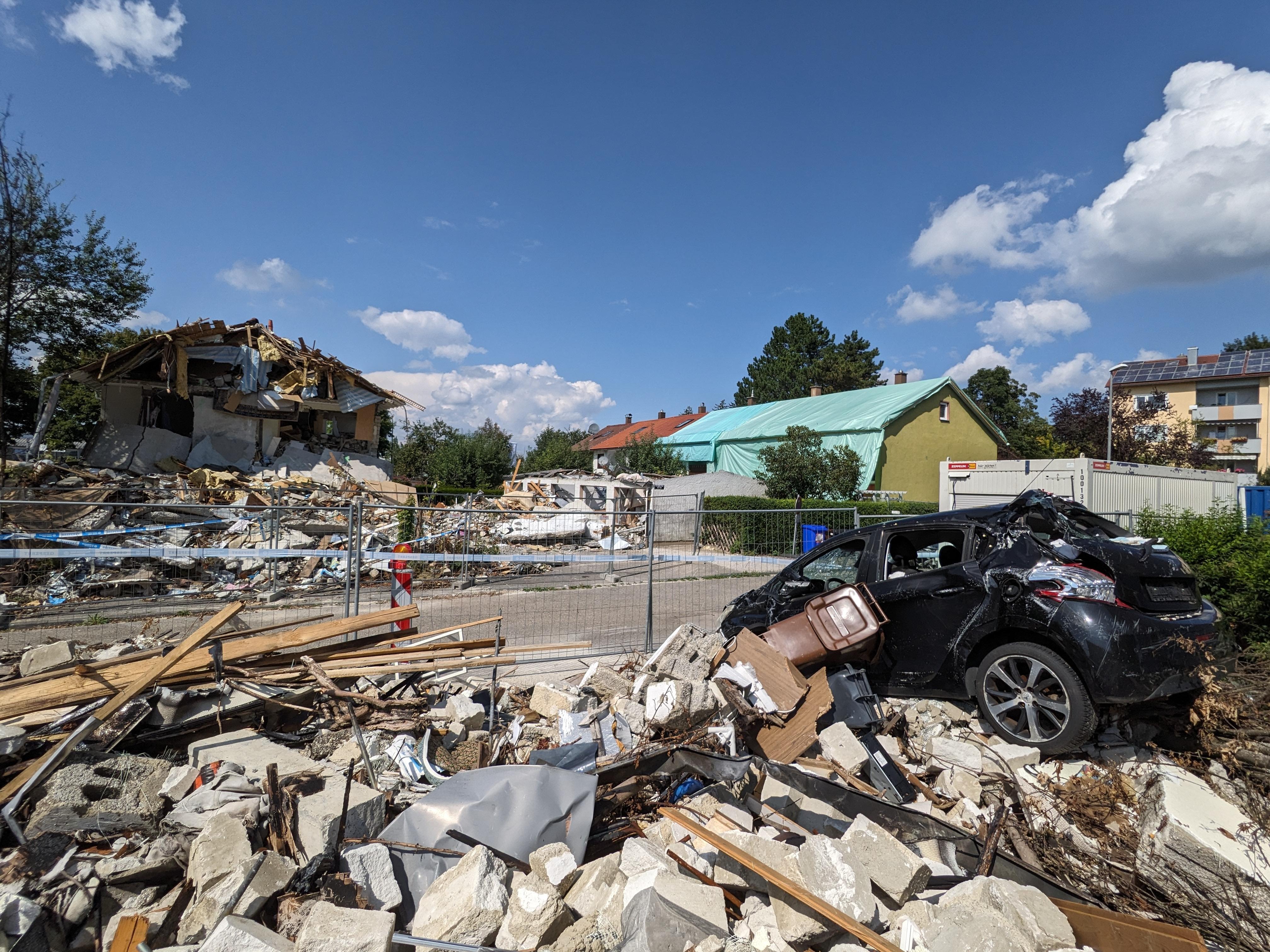 Am 3. September sieht man immer noch die Trümmer des explodierten Hauses, auf den Trümmern steht ein zerbeulter Pkw.