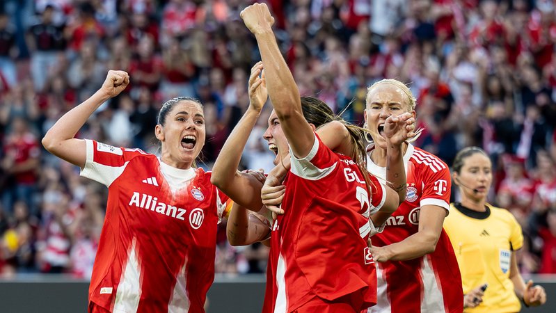 FC Bayern Frauen feiern | Bild: picture-alliance/dpa FC Bayern Frauen feiern