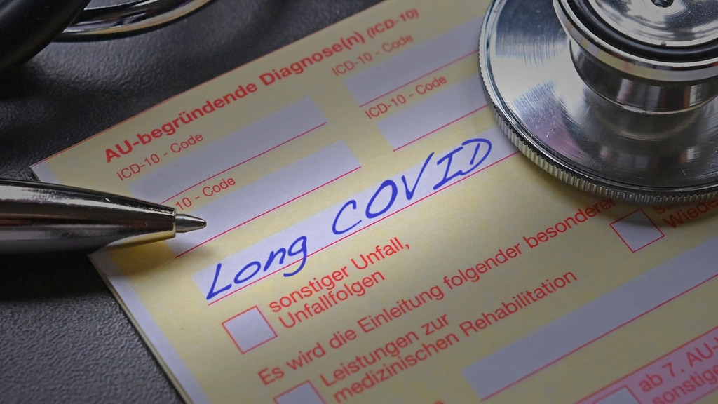 Auf einem Krankenschein steht die Diagnos Long Covid. | Bild: picture alliance / SVEN SIMON | Frank Hoermann Auf einem Krankenschein steht die Diagnos Long Covid.