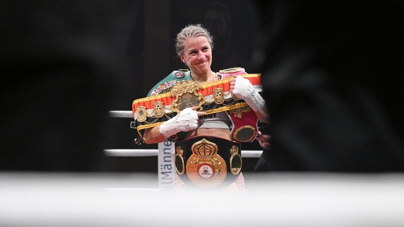 Dreifach-Weltmeisterin Tina Rupprecht nach dem Kampf in Heidelberg mit ihren WM-Gürteln. | Bild: dpa-Bildfunk/Marijan Murat Dreifach-Weltmeisterin Tina Rupprecht nach dem Kampf in Heidelberg mit ihren WM-Gürteln.