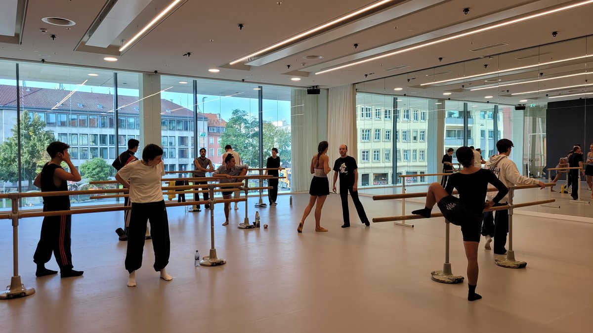 Tänzerinnen und Tänzer im neuen Ballettsaal im Neubau am Mainfranken Theater.