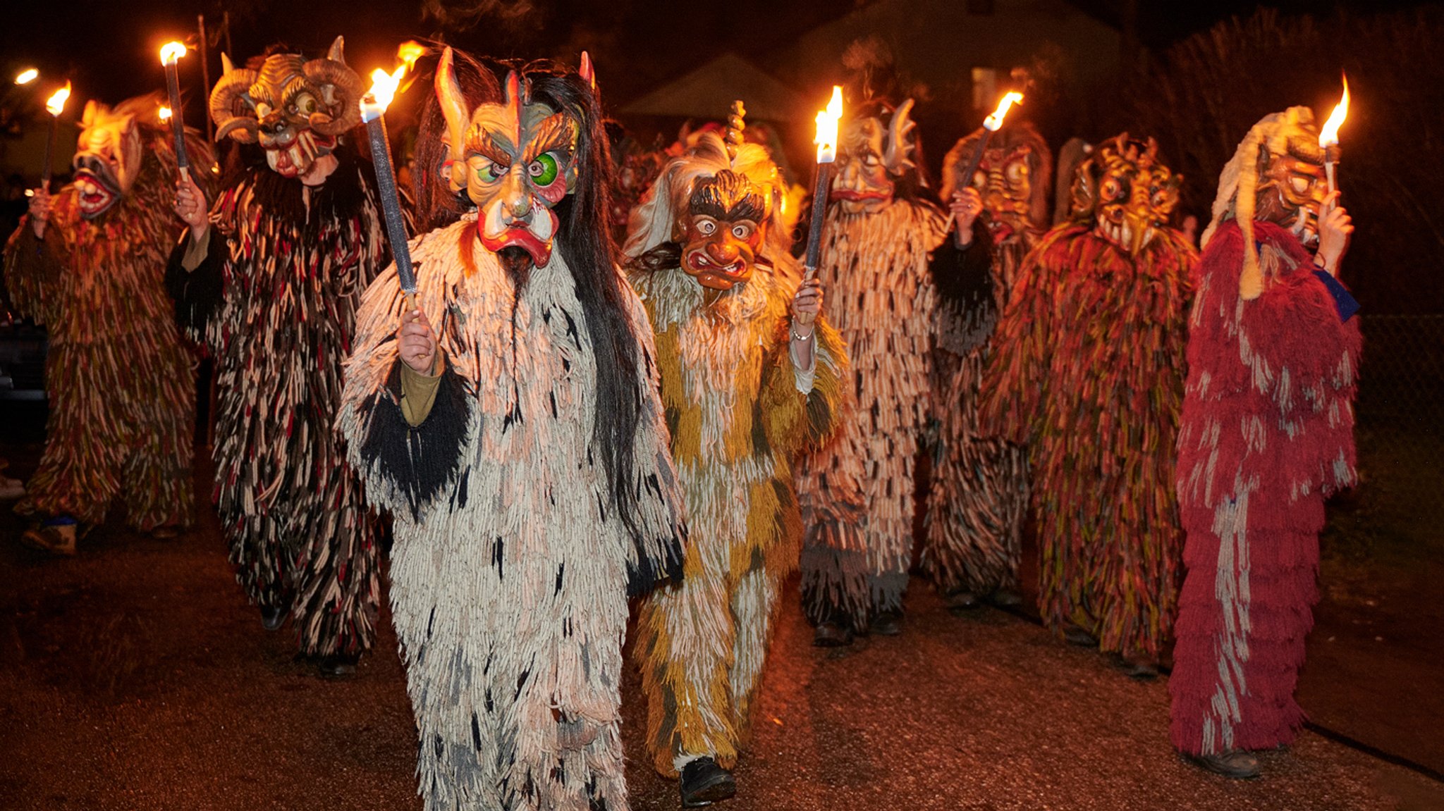 Mittlerweile tanzen und musizieren etwa 70 aktive Mitglieder beim jährlichen Perchtenlauf. 