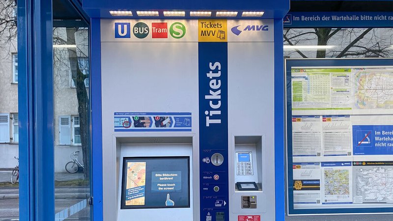 Ticketautomat der MVV an einer Haltestelle. | Bild: BR/Markus Konvalin Ticketautomat der MVV an einer Haltestelle.