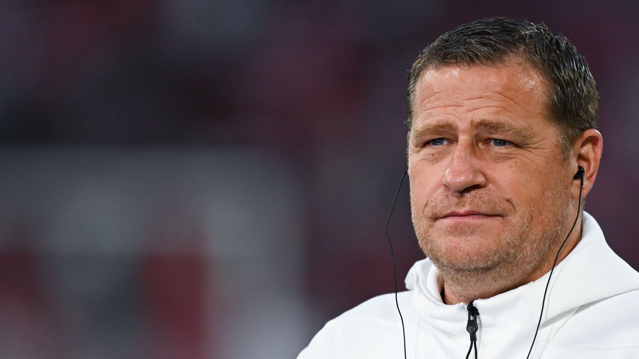 ARCHIV - 22.08.2025, Bayern, München: Fußball: Bundesliga, Bayern München - RB Leipzig, 1. Spieltag in der Allianz Arena. Max Eberl, Sportvorstand des FC Bayern München, steht vor dem Spiel bei einem Interview. (zu dpa: «Säbener-Schnupperkurs für Bayerns neuen WM-Star») Foto: Sven Hoppe/dpa +++ dpa-Bildfunk +++