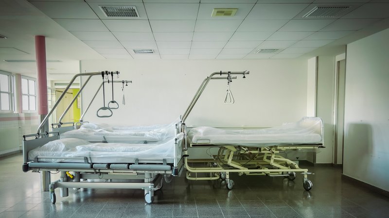Leere Krankenhausbetten stehen auf einem Gang eines Krankenhauses. Der Bundestag hat die Krankenhausreform bereits beschlossen. Aber jetzt könnte sie der Bundesrat erst einmal stoppen. (Symbolbild) | Bild: picture alliance / M.i.S. | Bernd Feil Leere Krankenhausbetten stehen auf einem Gang eines Krankenhauses. Der Bundestag hat die Krankenhausreform bereits beschlossen. Aber jetzt könnte sie der Bundesrat erst einmal stoppen. (Symbolbild)