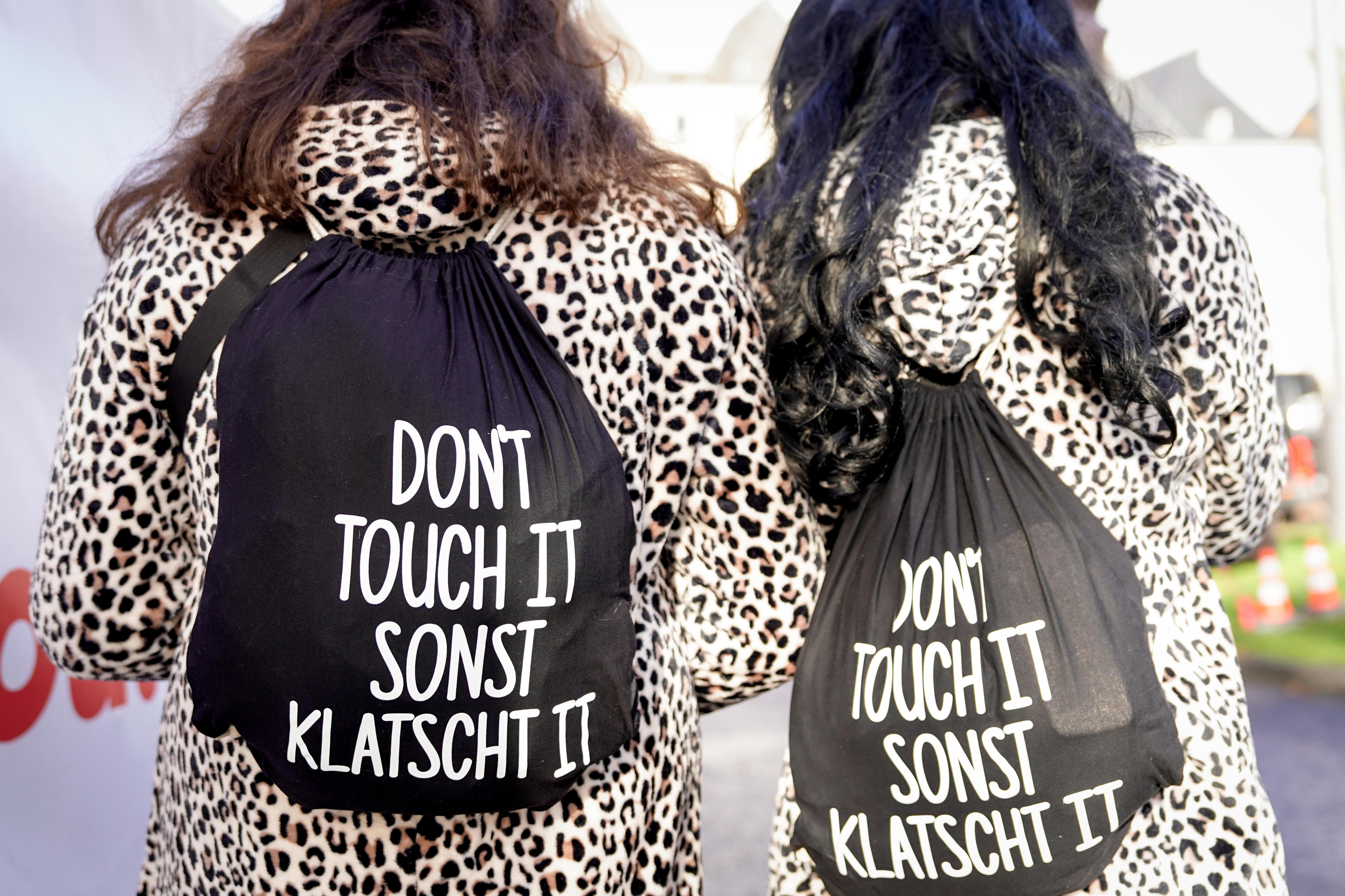 Nicht Anfassen sonst Klatscht es, Themenbild zu Belästigung im Fasching (Symbolbild)