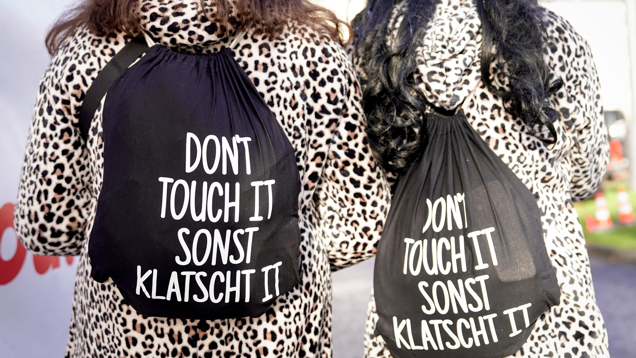 Nicht Anfassen sonst Klatscht es, Themenbild zu Belästigung im Fasching (Symbolbild)