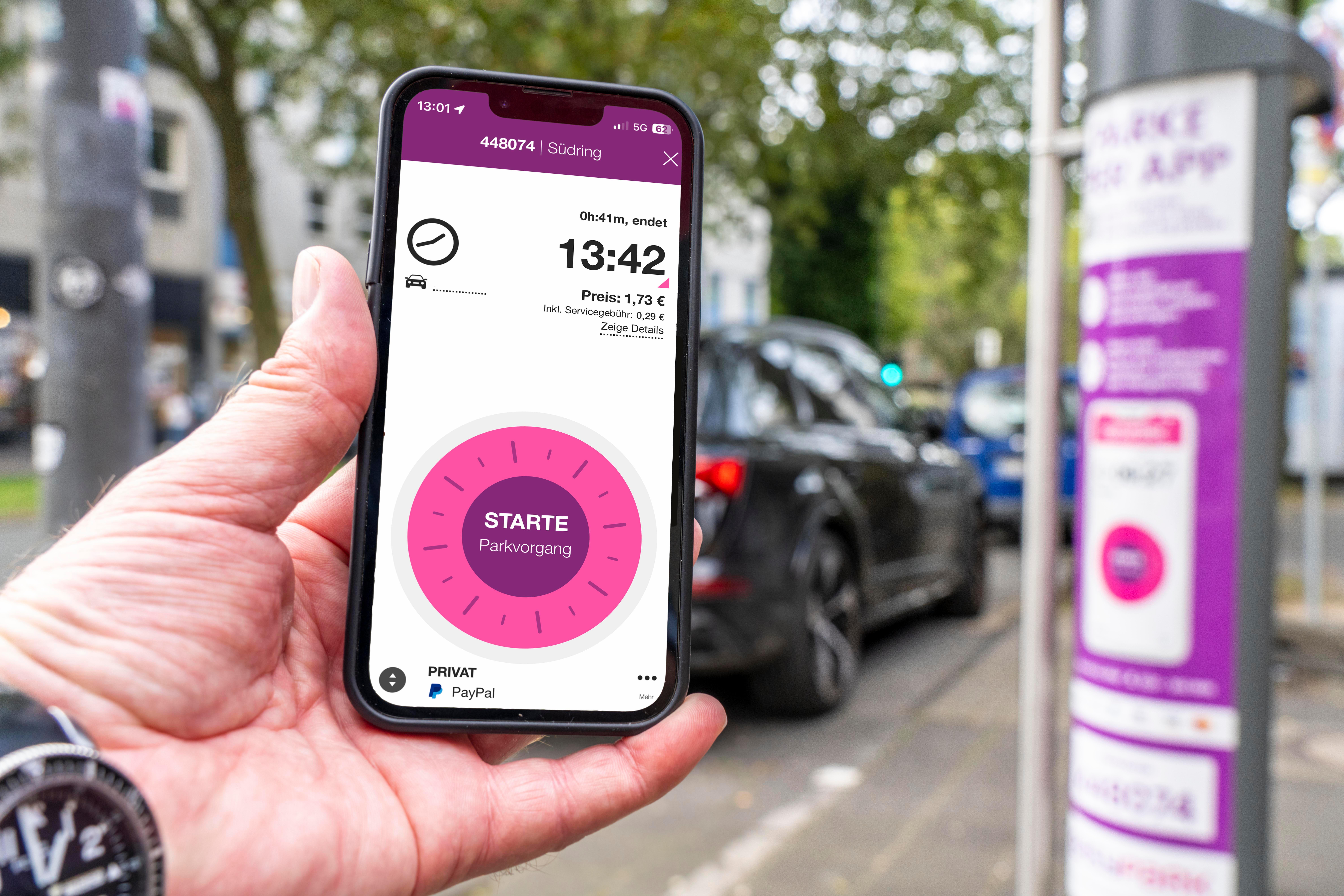 Auf einem Smartphone ist die App von Easypark mit einem gestarteten Parkvorgang zu sehen.