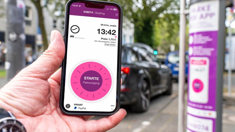 Auf einem Smartphone ist die App von Easypark mit einem gestarteten Parkvorgang zu sehen. | Bild: picture alliance / Jochen Tack Auf einem Smartphone ist die App von Easypark mit einem gestarteten Parkvorgang zu sehen.