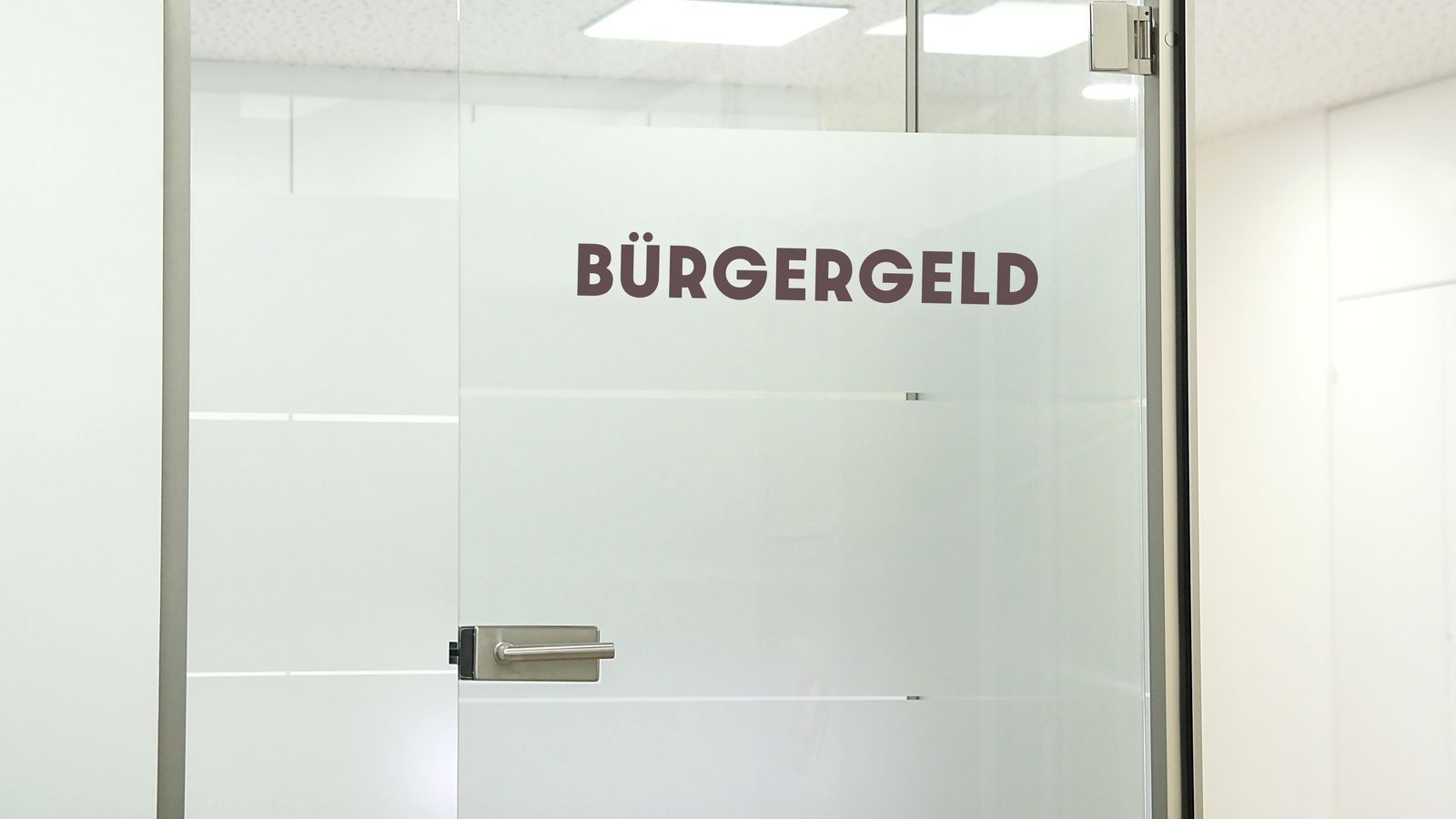 Image accompanying 1) Bürgergeld sei höher als Arbeitseinkommen. 2) Unter den Bürgergeld-Beziehern seien 62 Prozent Ausländer. 3) Das Bürgergeld würde Migration anziehen.