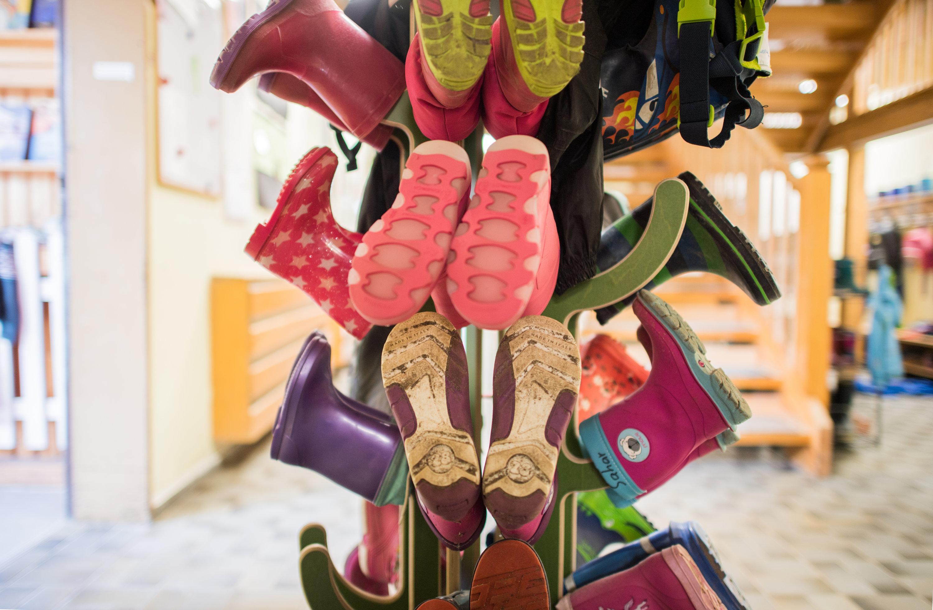 Gummistiefel auf einem Schuhständer in einer Kita