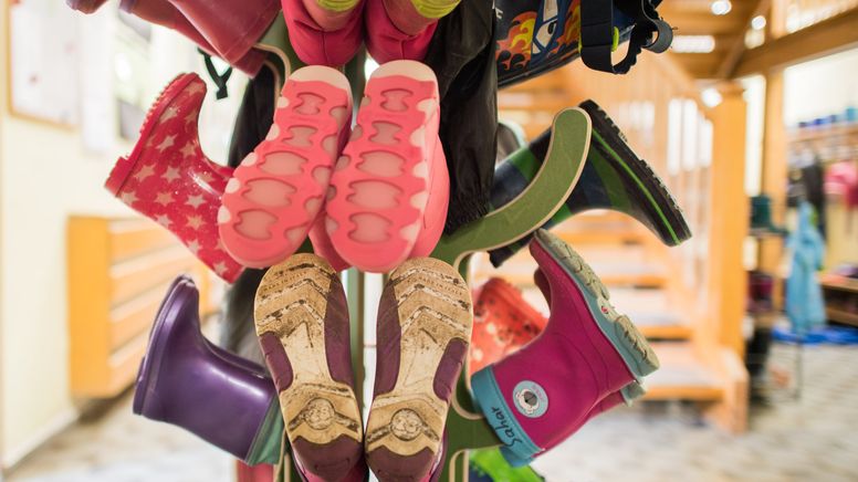 Gummistiefel auf einem Schuhständer in einer Kita | Bild:dpa-Bildfunk/Andreas Arnold