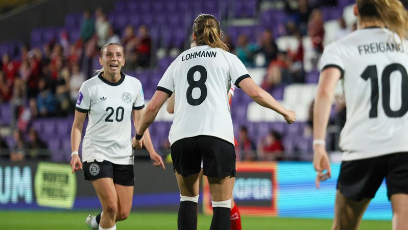 Spielszene Österreich - Deutschland | Bild: picture-alliance/dpa Spielszene Österreich - Deutschland