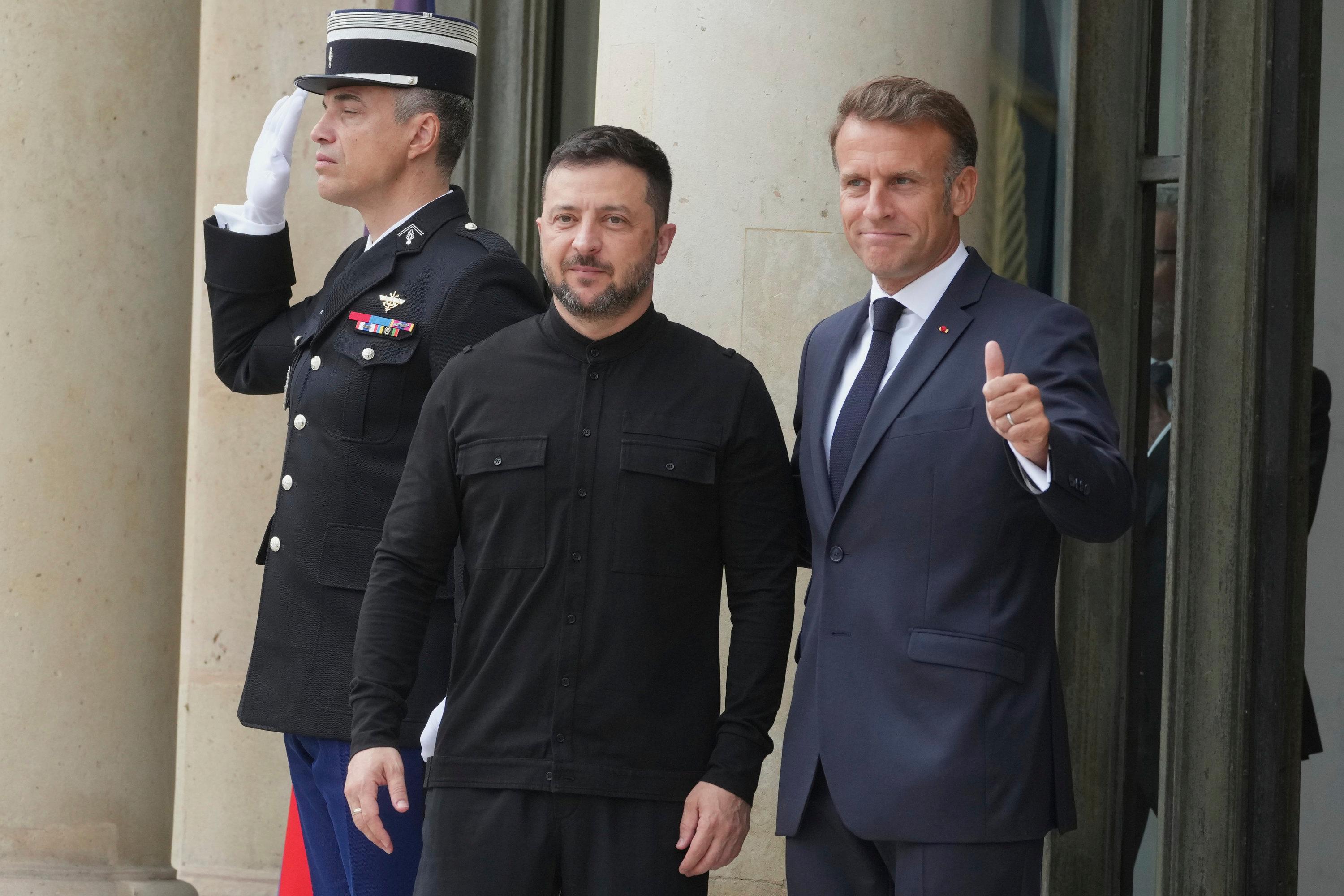 04.09.2025, Frankreich, Paris: Emmanuel Macron (r), Präsident von Frankreich, empfängt Wolodymyr Selenskyj, Präsident der Ukraine, zu einem Gipfeltreffen über die Ukraine im Elysee-Palast. Die in der Koalition der Willigen zusammengeschlossenen Unterstützerländer der Ukraine wollen militärische Sicherheitsgarantien konkretisieren. Einige Teilnehmer schalten sich per Video zu. Im Anschluss soll US-Präsident Trump telefonisch informiert werden. Foto: Michel Euler/AP/dpa +++ dpa-Bildfunk +++