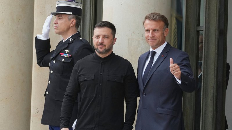 04.09.2025, Frankreich, Paris: Emmanuel Macron (r), Präsident von Frankreich, empfängt Wolodymyr Selenskyj, Präsident der Ukraine, zu einem Gipfeltreffen über die Ukraine im Elysee-Palast. Die in der Koalition der Willigen zusammengeschlossenen Unterstützerländer der Ukraine wollen militärische Sicherheitsgarantien konkretisieren. Einige Teilnehmer schalten sich per Video zu. Im Anschluss soll US-Präsident Trump telefonisch informiert werden. Foto: Michel Euler/AP/dpa +++ dpa-Bildfunk +++ | Bild: dpa-Bildfunk/Michel Euler 04.09.2025, Frankreich, Paris: Emmanuel Macron (r), Präsident von Frankreich, empfängt Wolodymyr Selenskyj, Präsident der Ukraine, zu einem Gipfeltreffen über die Ukraine im Elysee-Palast. Die in der Koalition der Willigen zusammengeschlossenen Unterstützerländer der Ukraine wollen militärische Sicherheitsgarantien konkretisieren. Einige Teilnehmer schalten sich per Video zu. Im Anschluss soll US-Präsident Trump telefonisch informiert werden. Foto: Michel Euler/AP/dpa +++ dpa-Bildfunk +++