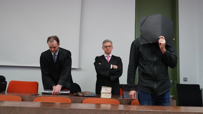 Der 47-jährige Angeklagte heute im Landgericht München I: Ihm wird hundertfacher Missbrauch von jungen Fußballspielern vorgeworfen. | Bild: BR /Alisa Marie Schröter Der 47-jährige Angeklagte heute im Landgericht München I: Ihm wird hundertfacher Missbrauch von jungen Fußballspielern vorgeworfen.