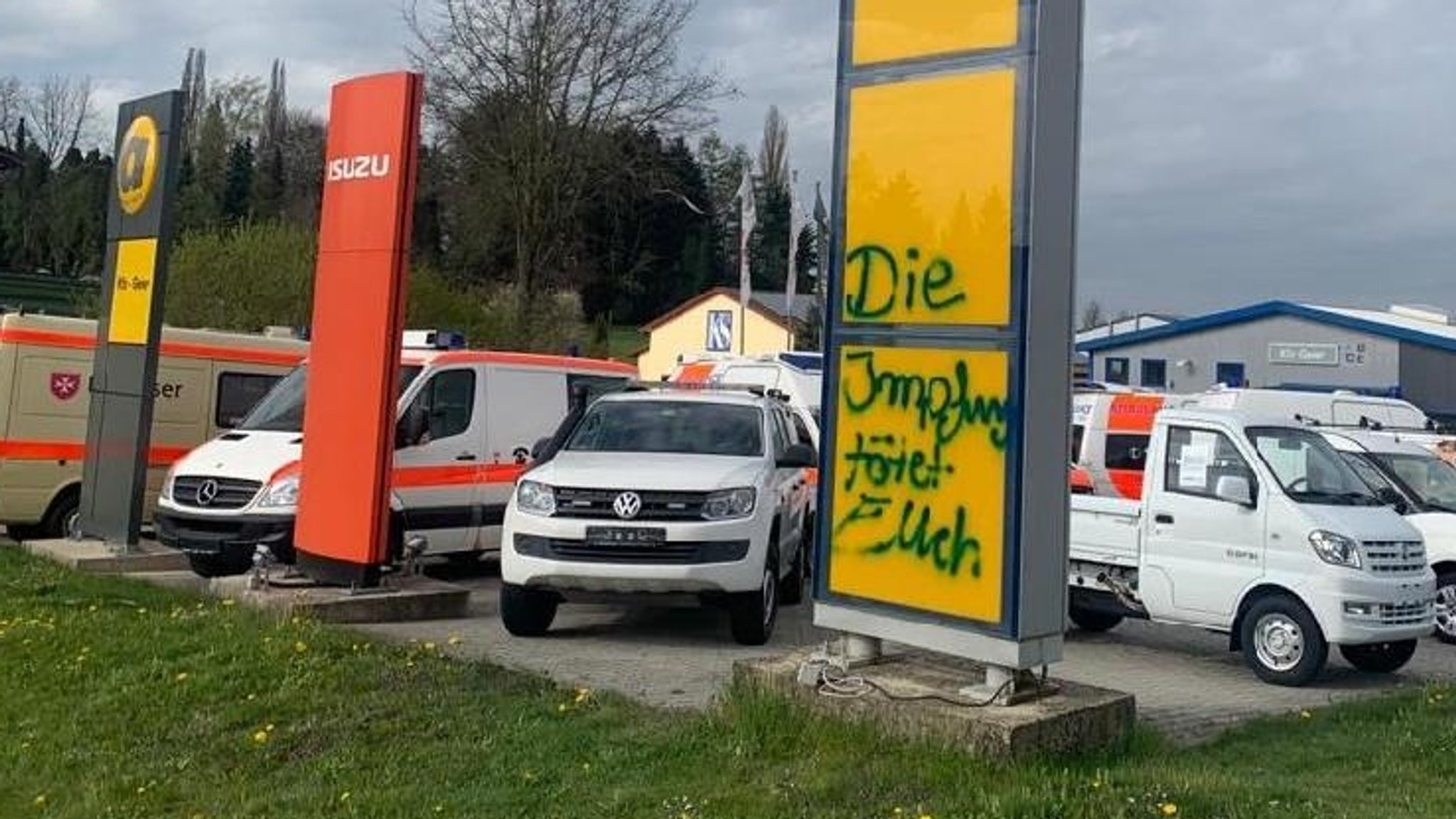 Gesprayter Schriftzug auf dem Gelände eines Autohauses in Neukirchen vorm Wald