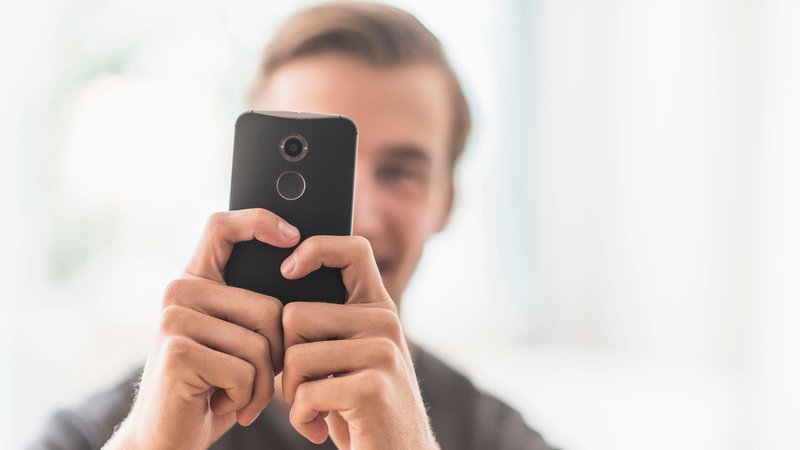 Das Gesetz verbietet unerlaubte Aufnahmen von Genitalien, Po oder Brust - aber nur wenn unter den Rock oder in den Ausschnitt fotografiert wird. | Bild: picture alliance / Bildagentur-online/Tetra Images | Tetra Images Das Gesetz verbietet unerlaubte Aufnahmen von Genitalien, Po oder Brust - aber nur wenn unter den Rock oder in den Ausschnitt fotografiert wird.