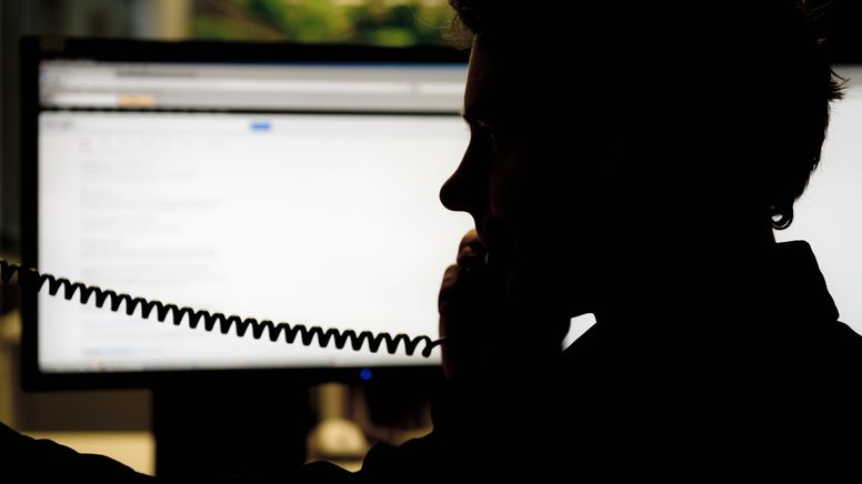 Telefonierender Mann vor einem Computer (Symbolbild) | Bild:pa/dpa/Jan-Philipp Strobel