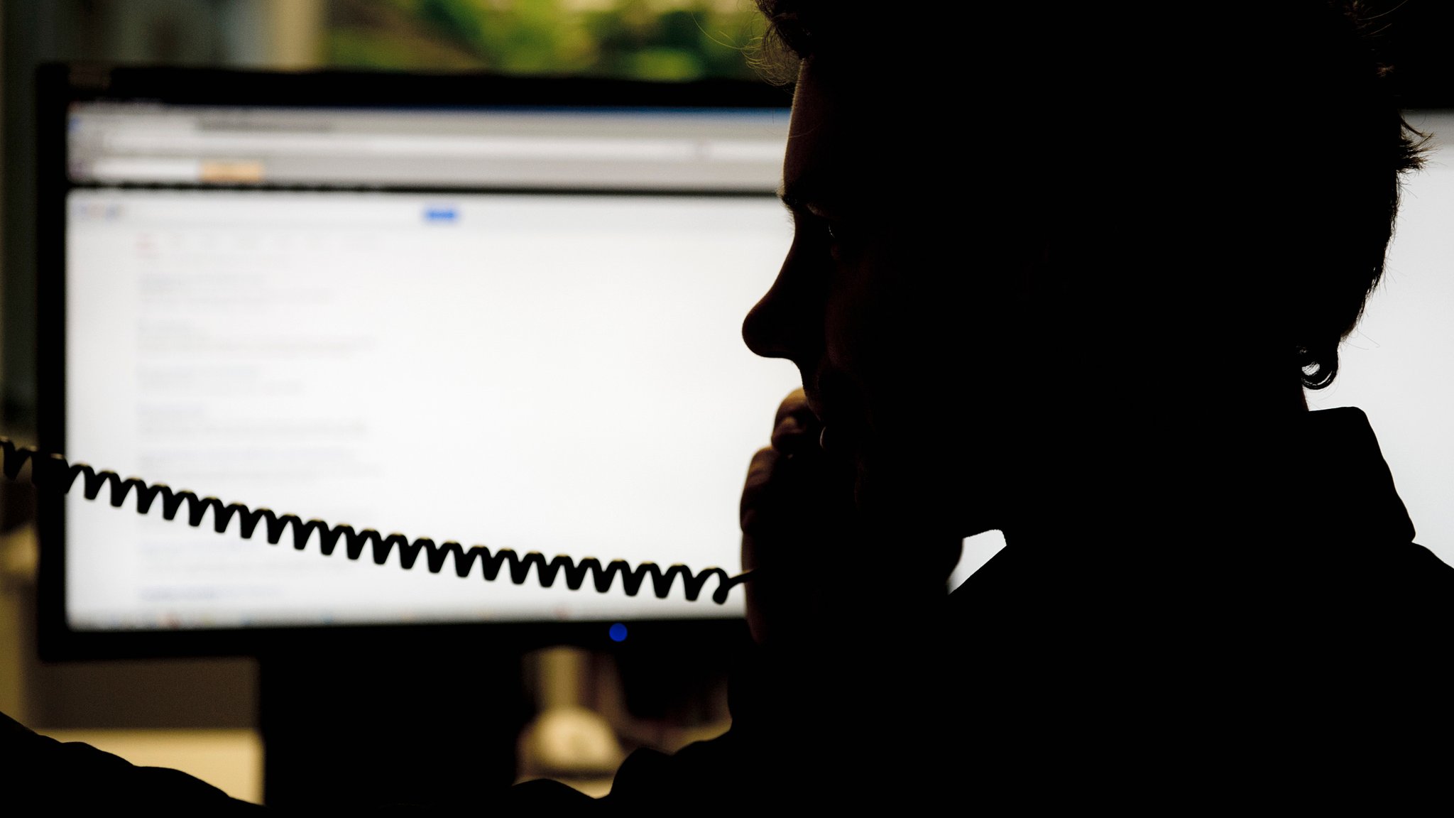 Telefonierender Mann vor einem Computer (Symbolbild)