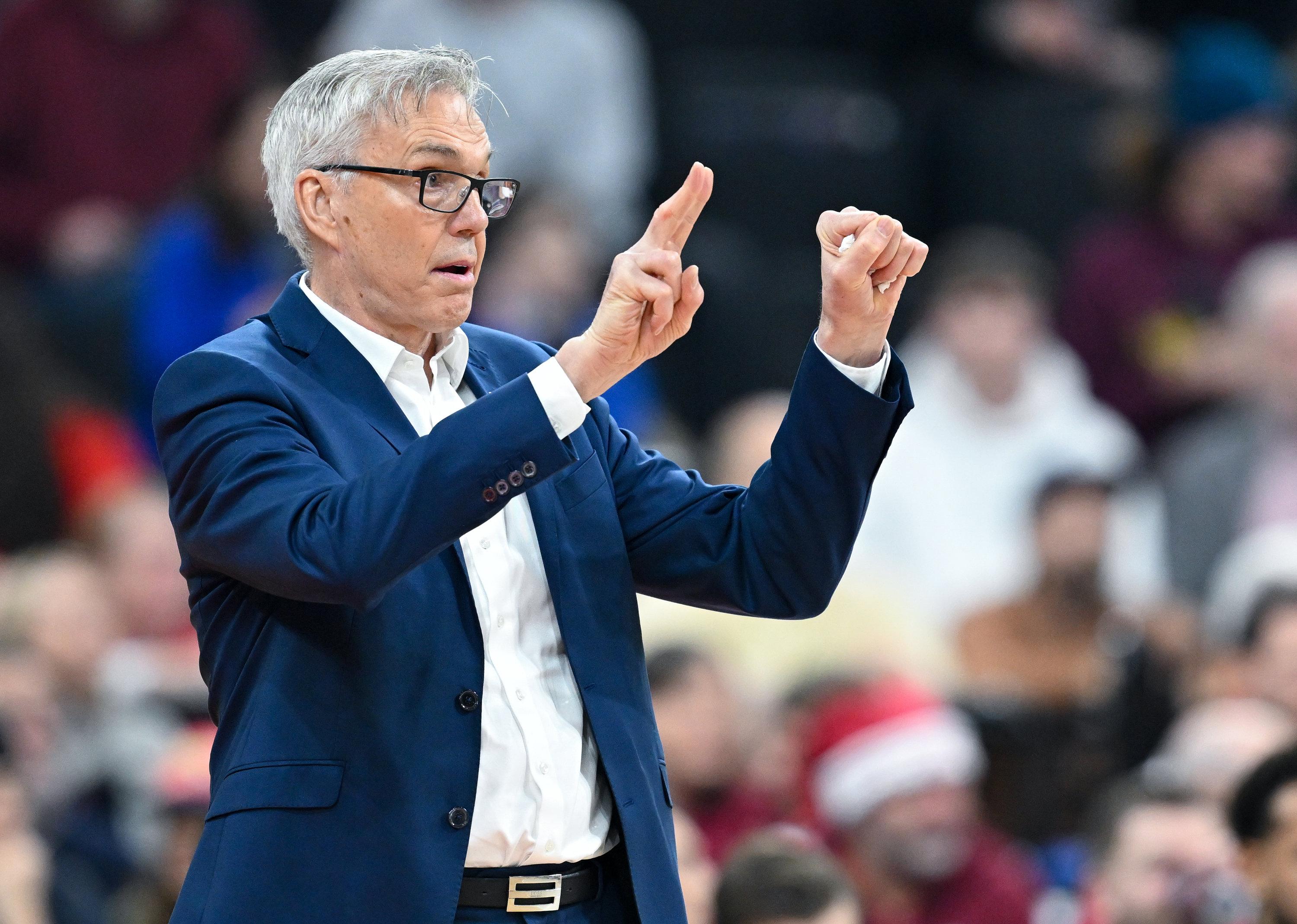 ARCHIV - 27.12.2024, Bayern, München: Basketball: Euroleague, FC Bayern München - Panathinaikos Athen, Hauptrunde, 18. Spieltag im SAP Garden. Trainer Gordon Herbert von München verfolgt das Spiel am Spielfeldrand. (zu dpa: «Alles bereit fürs Topspiel: Bayern und Ulm siegen klar») Foto: Sven Hoppe/dpa +++ dpa-Bildfunk +++