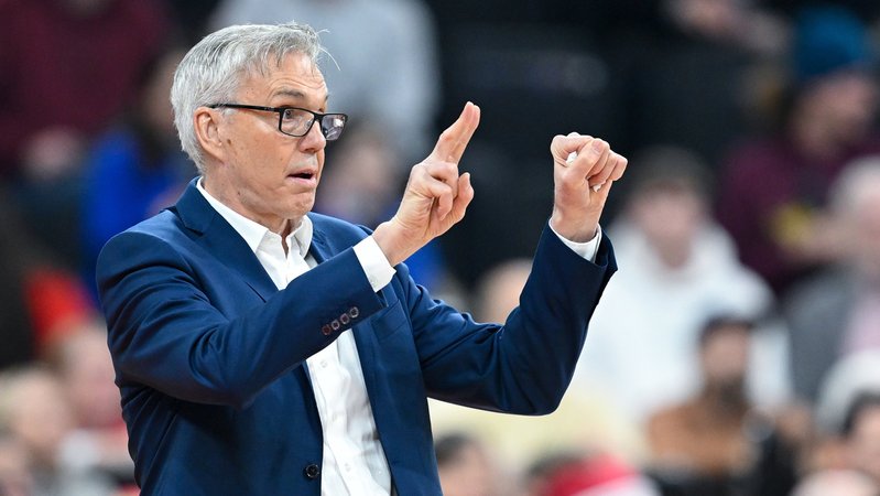 ARCHIV - 27.12.2024, Bayern, München: Basketball: Euroleague, FC Bayern München - Panathinaikos Athen, Hauptrunde, 18. Spieltag im SAP Garden. Trainer Gordon Herbert von München verfolgt das Spiel am Spielfeldrand. (zu dpa: «Alles bereit fürs Topspiel: Bayern und Ulm siegen klar») Foto: Sven Hoppe/dpa +++ dpa-Bildfunk +++ | Bild: dpa-Bildfunk/Sven Hoppe ARCHIV - 27.12.2024, Bayern, München: Basketball: Euroleague, FC Bayern München - Panathinaikos Athen, Hauptrunde, 18. Spieltag im SAP Garden. Trainer Gordon Herbert von München verfolgt das Spiel am Spielfeldrand. (zu dpa: «Alles bereit fürs Topspiel: Bayern und Ulm siegen klar») Foto: Sven Hoppe/dpa +++ dpa-Bildfunk +++