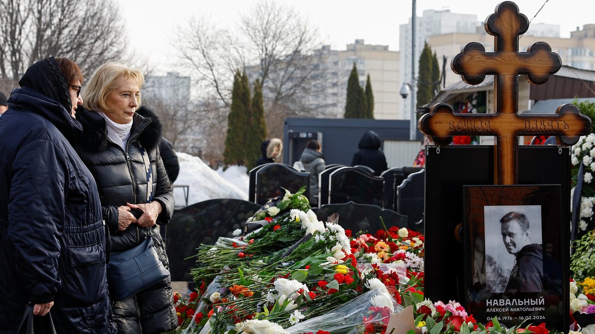 Auch einen Tag nach der Beisetzung trauern noch Hunderte am Grab von Alexej Nawalny - Mutter und Schwiegermutter ebenfalls.