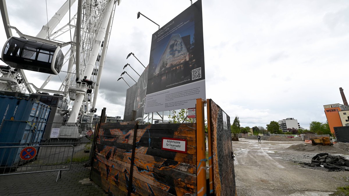 Baustellenloch auf dem Grundstück für das geplante Konzerthaus im Münchner Werksviertel