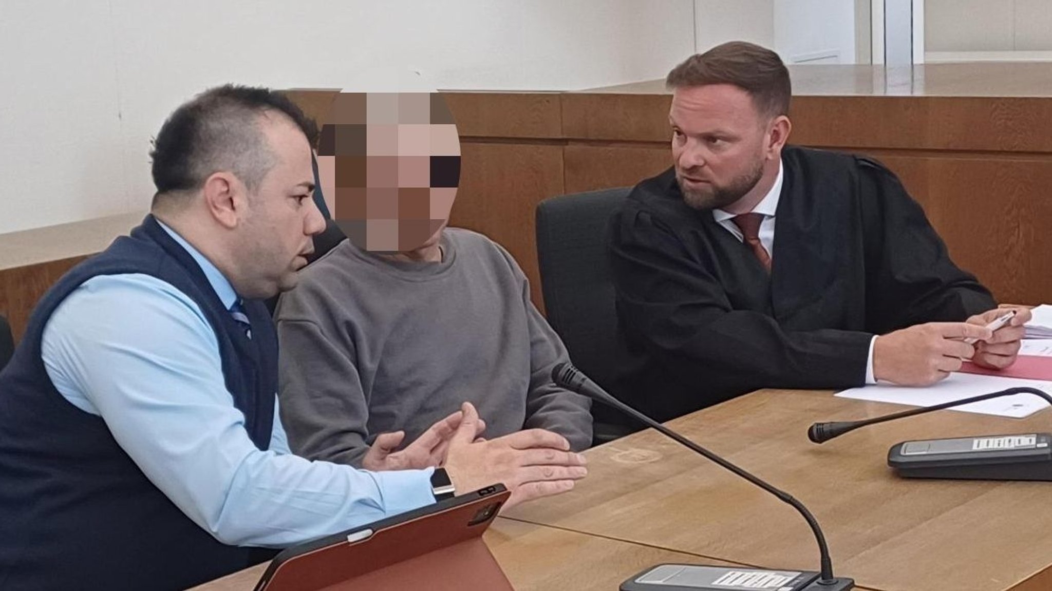 Der Angeklagte mit seinen Anwälten im Gerichtssaal | Bild: BR/Christina Weiß Der Angeklagte mit seinen Anwälten im Gerichtssaal