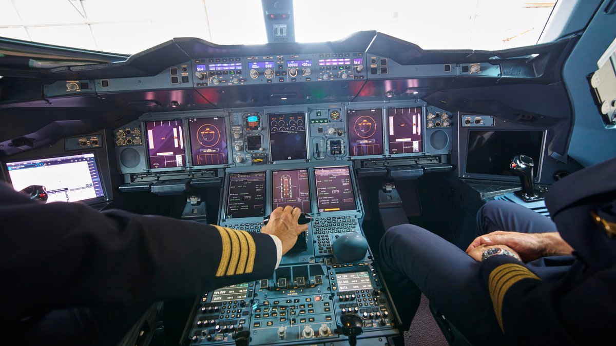 Symbolbild: Zwei Piloten im Cockpit eines A380