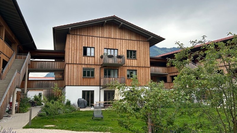 Das Maro-Mehrgenerationenhaus in Unterwössen. Seit 2021 wird hier Gemeinschaft gelebt. | Bild: BR/Theresa Momsen Das Maro-Mehrgenerationenhaus in Unterwössen. Seit 2021 wird hier Gemeinschaft gelebt.