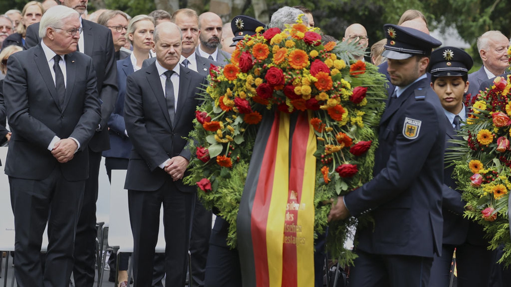 17.06.2023, Berlin: Bundespräsident Frank-Walter Steinmeier (l) und Bundeskanzler Olaf Scholz (SPD, 2.v.l), legen bei der zentralen Gedenkfeier für die Opfer des Volksaufstands vom 17. Juni 1953 auf dem Friedhof Seestraße Kränze nieder. Der 17. Juni 1953 gilt als Symbol für den Arbeiteraufstand in der DDR. Zwischen 500 000 und einer Million Menschen protestierten im Juni 1953 in der gesamten DDR gegen die SED-Diktatur. Die DDR-Führung ließ den Aufstand durch die Volkspolizei und sowjetische Panzer niederschlagen. Foto: Joerg Carstensen/dpa +++ dpa-Bildfunk +++