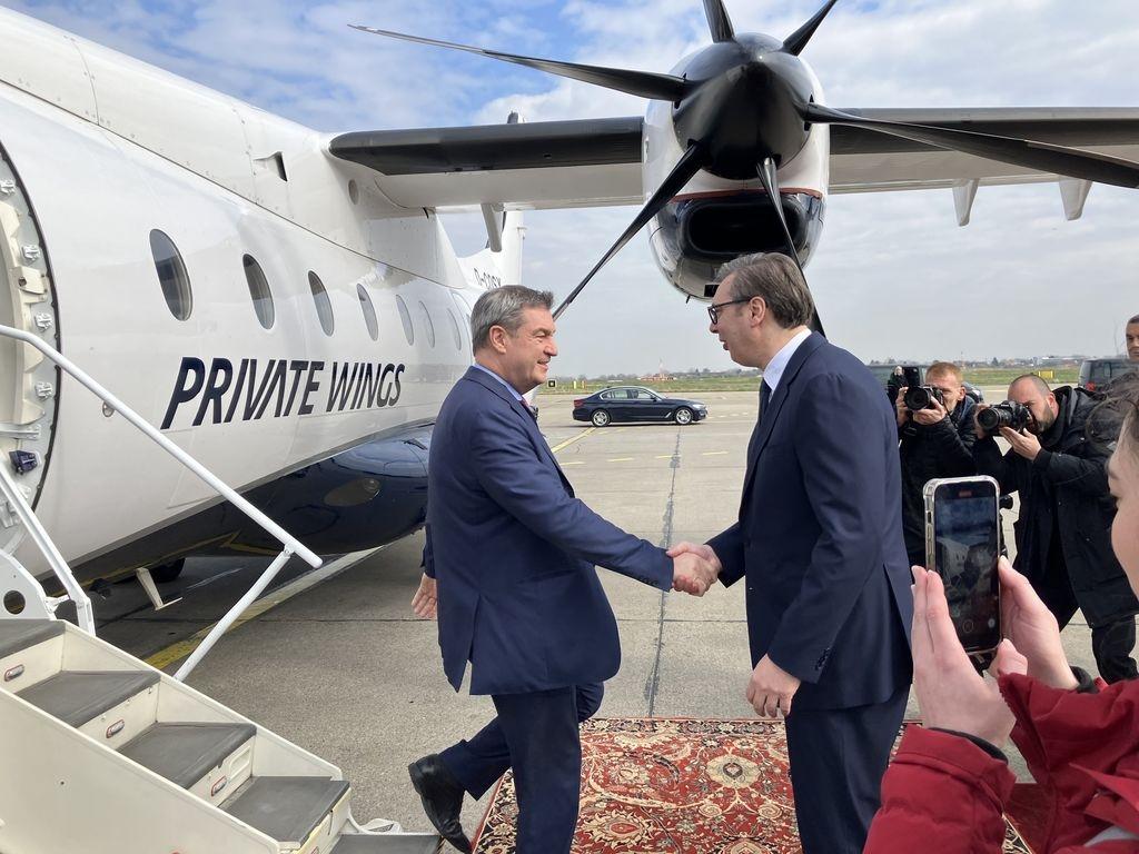 Serbiens Präsident Aleksandar Vucic begrüßt Markus Söder (CSU), Ministerpräsident von Bayern, nach dessen Ankunft am Flughafen in Belgrad. 