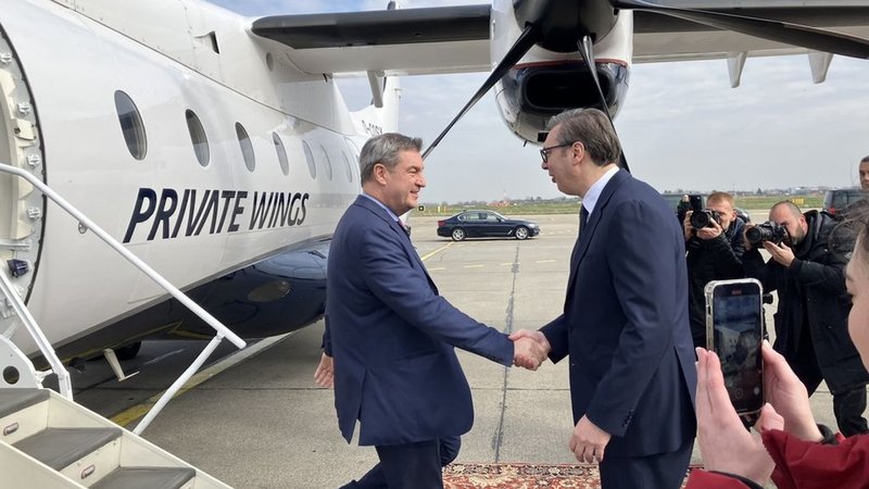 Serbiens Präsident Aleksandar Vucic begrüßt Markus Söder (CSU), Ministerpräsident von Bayern, nach dessen Ankunft am Flughafen in Belgrad. 