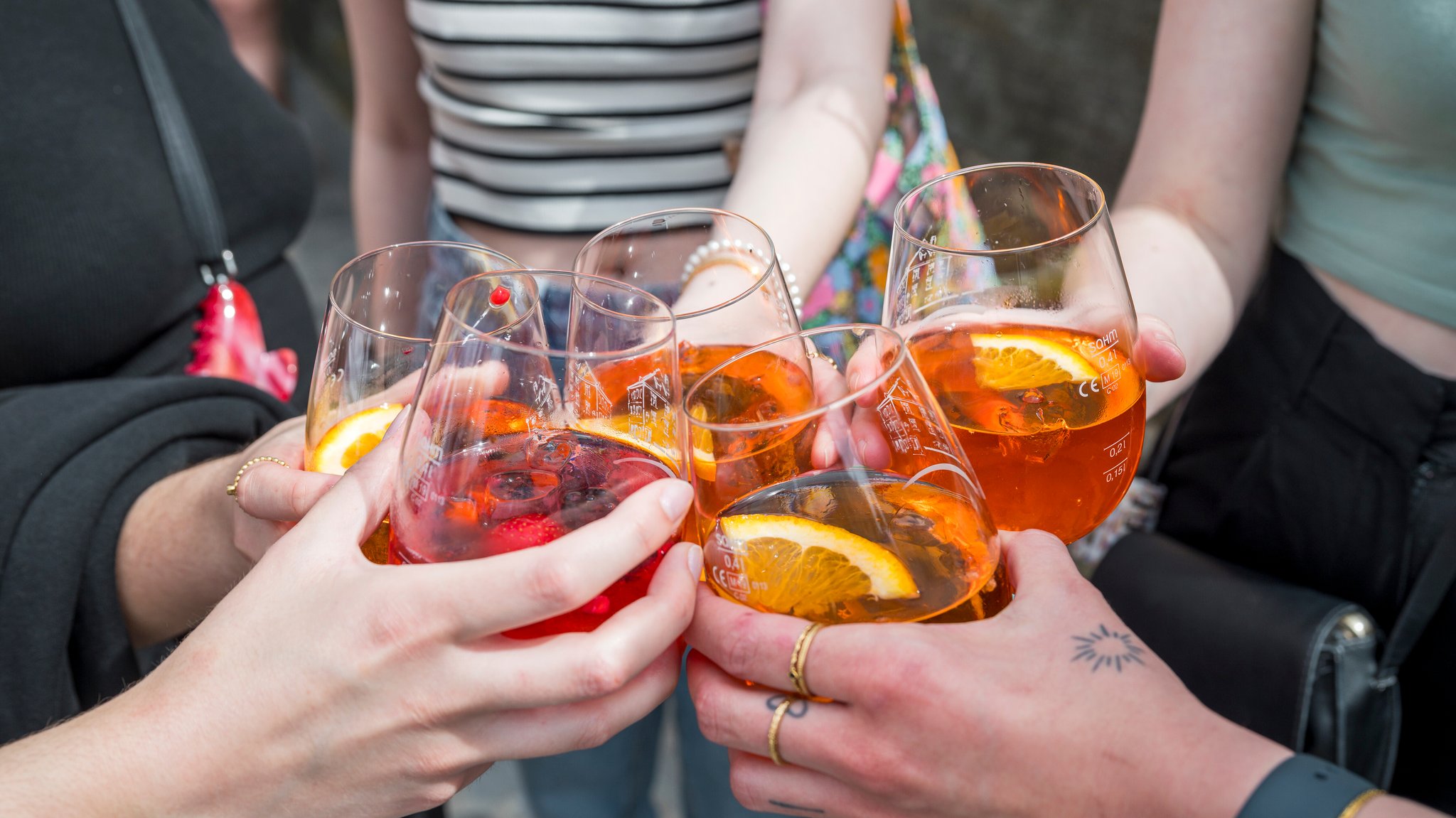Daydrinking statt nachts feiern: Warum Tagesbars so beliebt sind