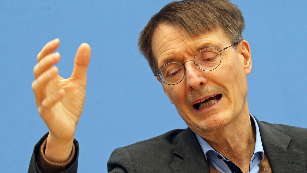 Karl Lauterbach (SPD) stellt bei der Bundespressekonferenz eine Digitalisierungsstrategie für das Gesundheitswesen vor. | Bild: dpa-Bildfunk/Wolfgang Kumm Karl Lauterbach (SPD) stellt bei der Bundespressekonferenz eine Digitalisierungsstrategie für das Gesundheitswesen vor.