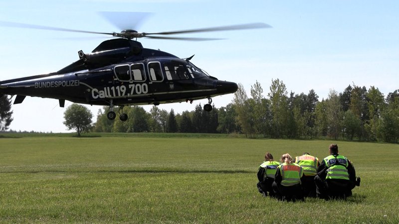 Grenzkontrollen - Hubschrauber über Waldsassen | Bild: BR Grenzkontrollen - Hubschrauber über Waldsassen