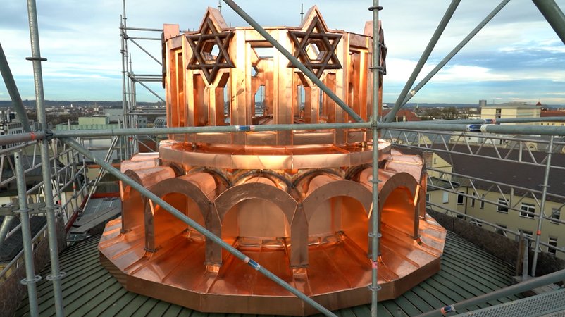 Kuppel mit Krone, die von Davidsternen geschmückt ist, kehrt 81 Jahre nach der Schändung durch die Nationalsozialisten auf das Gebäude zurück | Bild: BR Kuppel mit Krone, die von Davidsternen geschmückt ist, kehrt 81 Jahre nach der Schändung durch die Nationalsozialisten auf das Gebäude zurück