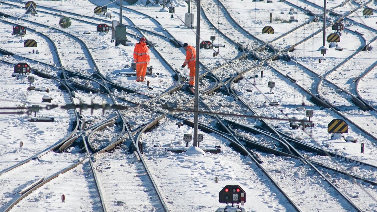 Schneefall für Ausfälle und Verspätungen im