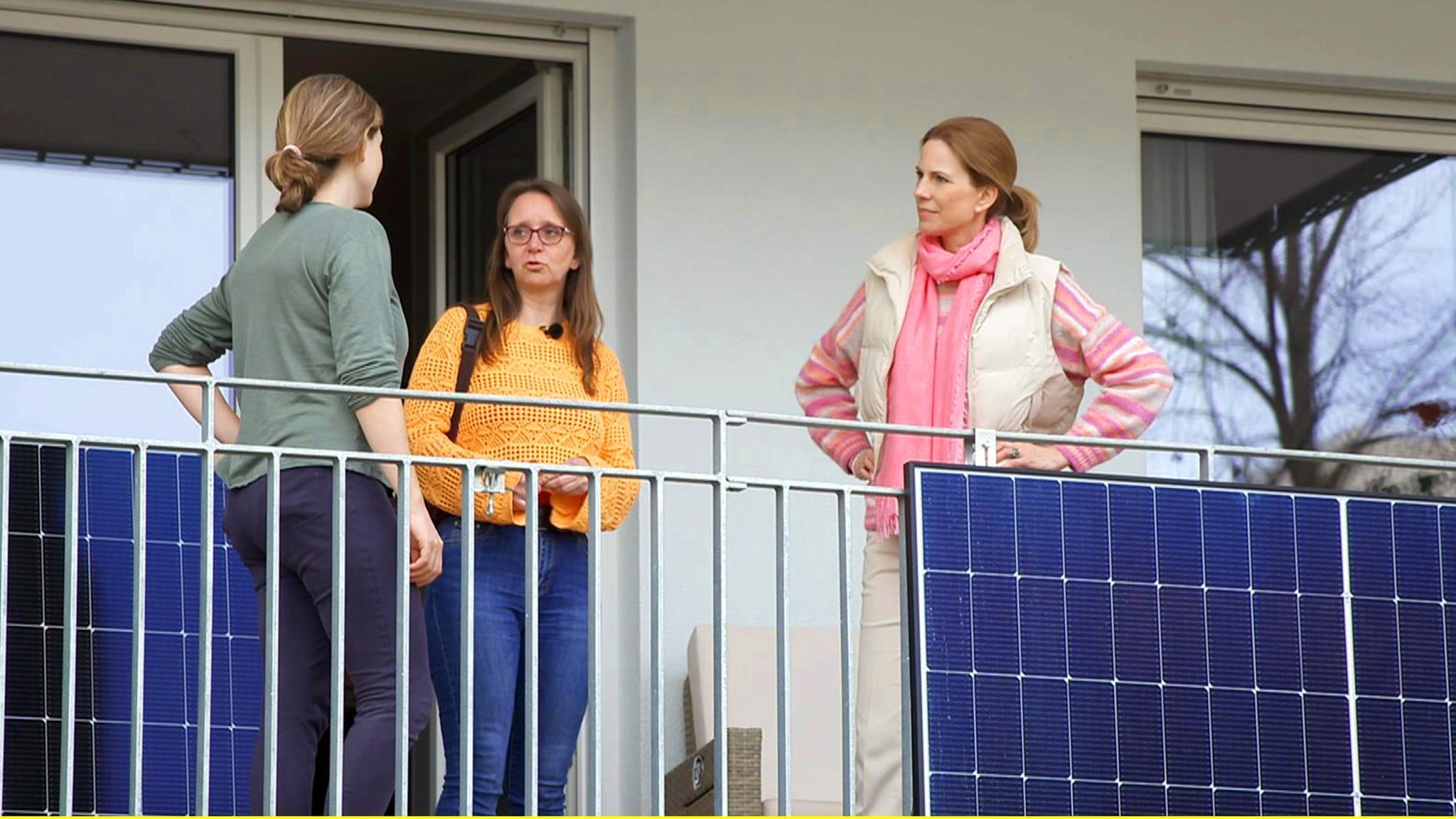 Auf dem eigenen Balkon Strom produzieren, das Klima schützen und dabei Geld sparen – ist das wirklich so einfach? In Heidelberg informieren sich Anja (m.) und Reporterin Hendrike (r.) bei der Besitzerin eines sogenannten Balkonkraftwerks.