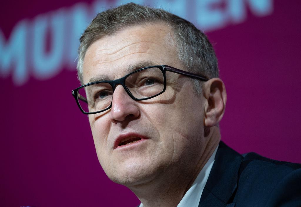 ARCHIV - 28.05.2023, Bayern, München: Jan-Christian Dreesen, der designierte neue Vorstandsvorsitzende der FC Bayern München AG, nimmt in der Allianz Arena an einer Pressekonferenz teil. Der FC Bayern spricht sich für einen DFL-Investor aus. (zu dpa: «FC Bayern für DFL-Investor: «Zukunft der Bundesliga gestalten»») Foto: Sven Hoppe/dpa +++ dpa-Bildfunk +++