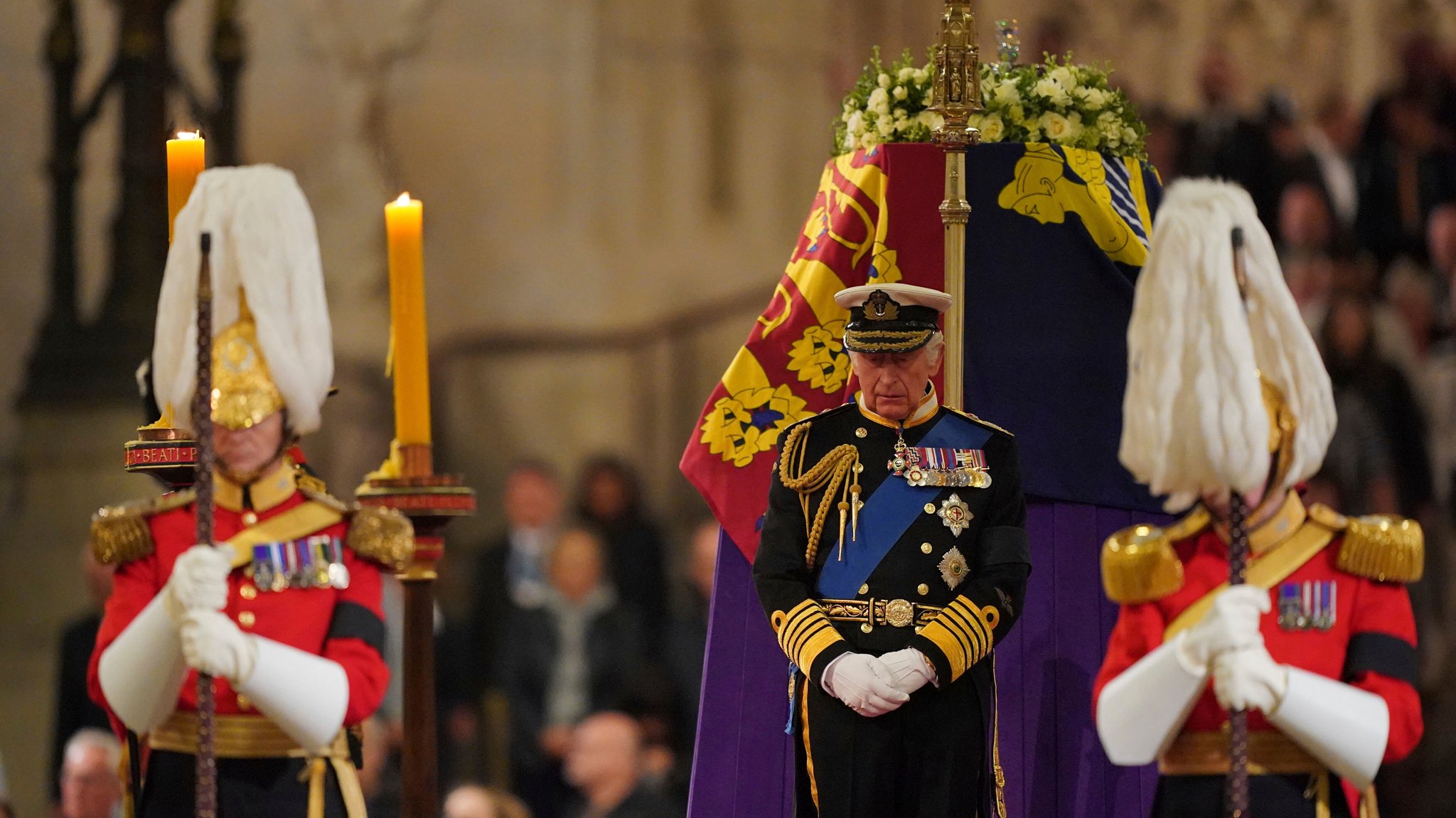 König Charles III. hält Totenwache am Sarg von Elizabeth II. in Westminster Hall | Bild: picture alliance / ASSOCIATED PRESS | Dominic Lipinski König Charles III. hält Totenwache am Sarg von Elizabeth II. in Westminster Hall