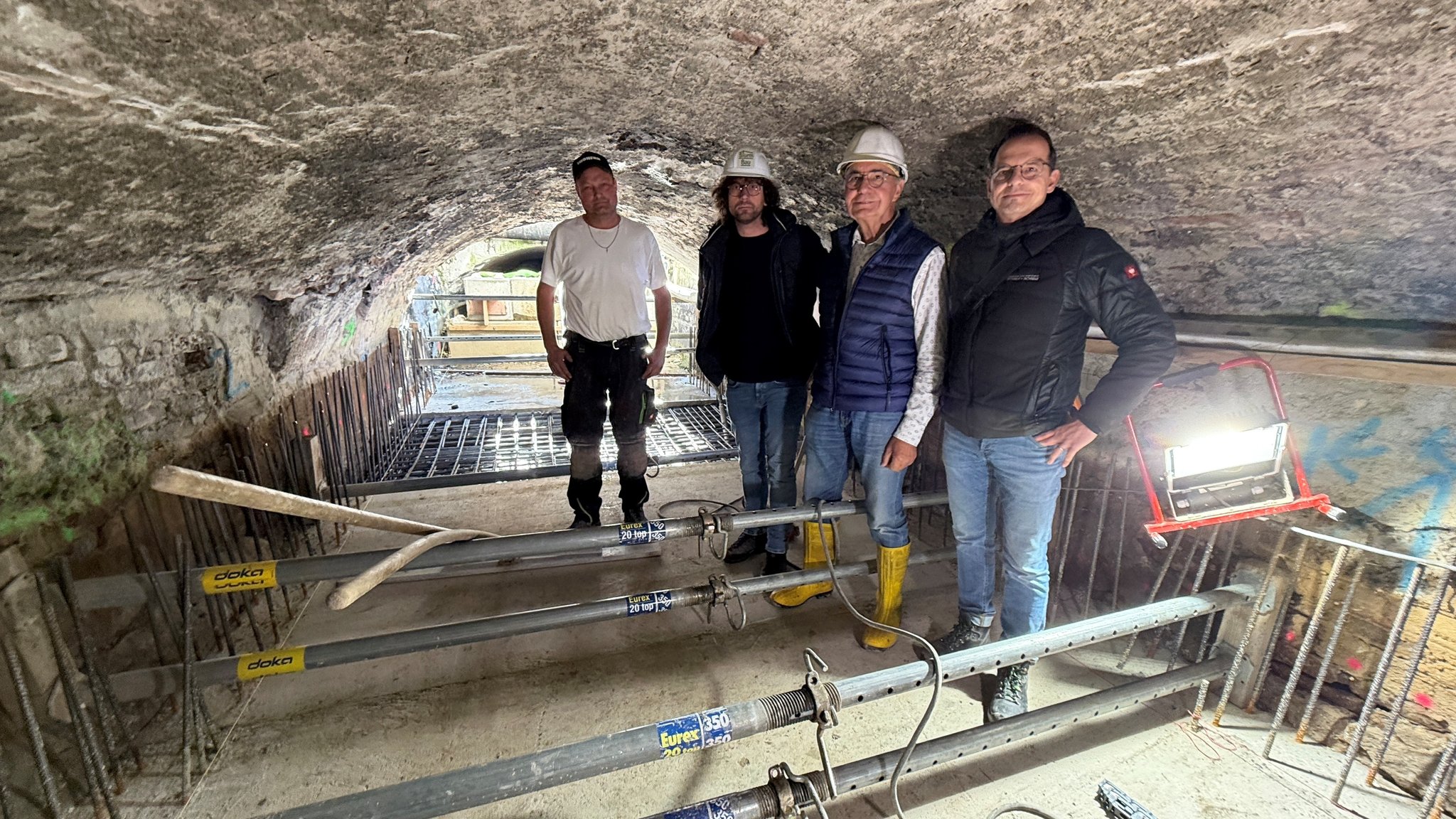 Das Team der Sanierung im Kanal "Hinterer Lech". | Bild: BR/ Thomas Pösl Das Team der Sanierung im Kanal "Hinterer Lech".