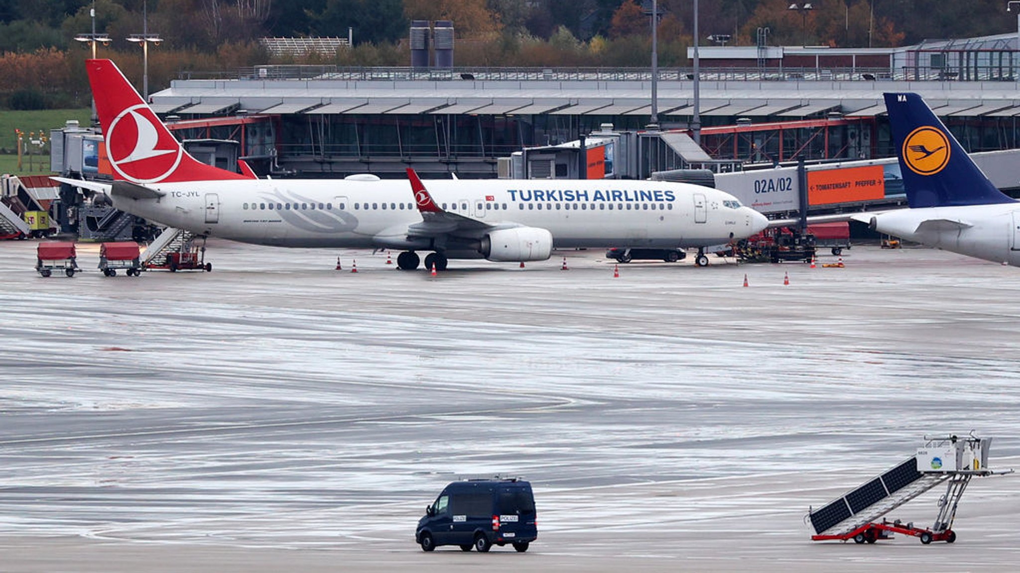 05.11.2023, Hamburg: Auf dem Vorfeld des gesperrten Hamburger Flughafens steht eine Maschine der Turkish Airlines. Hinter der Maschine steht ein Auto, in dem der mutmaßliche Geiselnehmer mit seinem Kind sitzen soll. Ein bewaffneter Mann hält auf dem Airport seine vierjährige Tochter in seiner Gewalt. Hintergrund soll nach Polizeiangaben ein Sorgerechtsstreit sein. Foto: Bodo Marks/dpa +++ dpa-Bildfunk +++