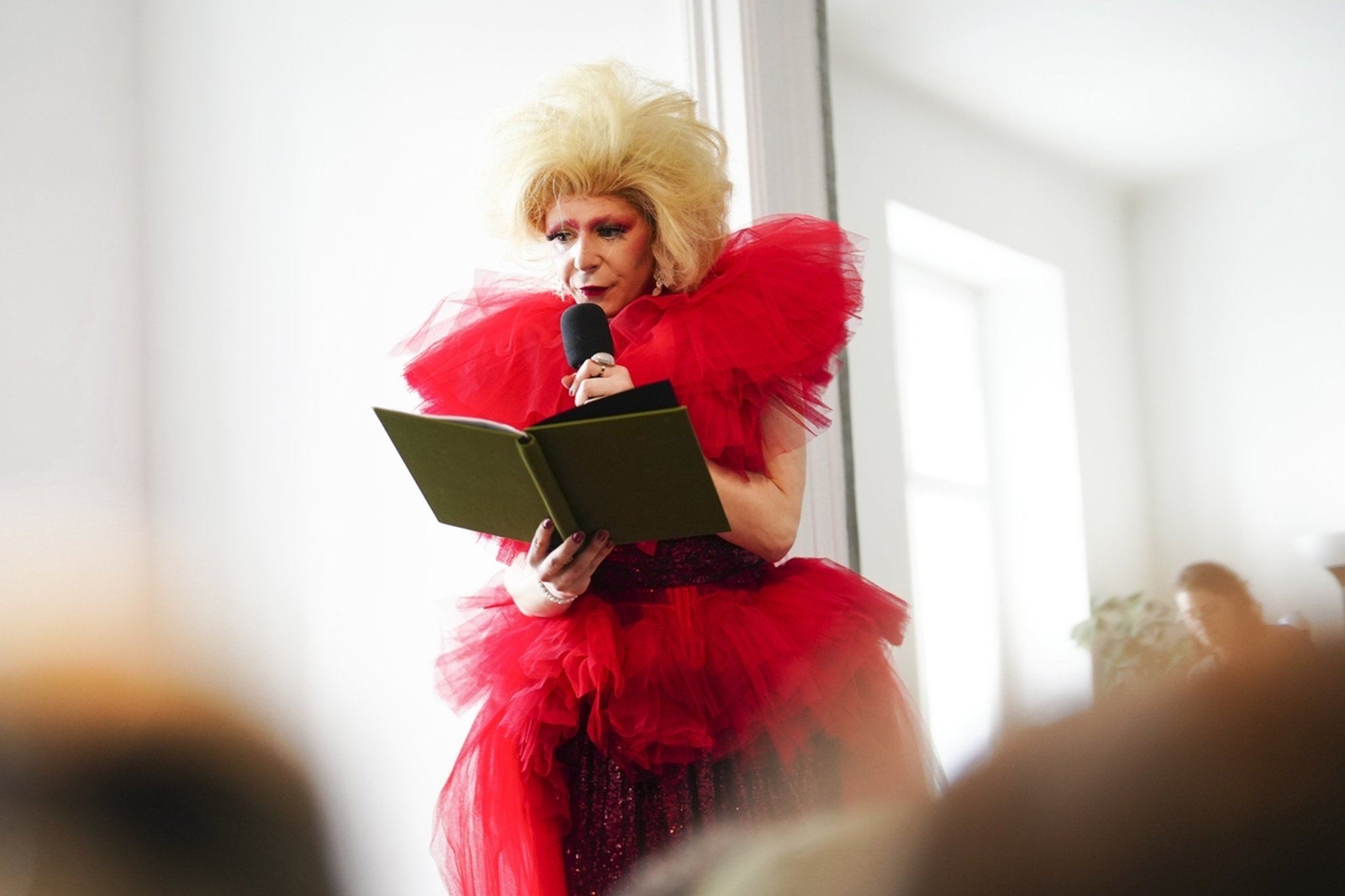 16.04.2023, Österreich, Wien: Freya Van Kant, Dragqueen aus Österreich, während der Lesung «Drag Storytime 4 Kids». Geschützt von einem großen Polizeiaufgebot ist am Sonntag in einem Wiener Szenelokal eine für Kinder bestimmte Lesung einer Dragqueen über die Bühne gegangen. Rund 100 Demonstranten waren nach Angaben von Medien dem Aufruf der rechten FPÖ gefolgt, gegen die Lesung zu protestieren. Foto: Eva Manhart/APA/dpa +++ dpa-Bildfunk +++