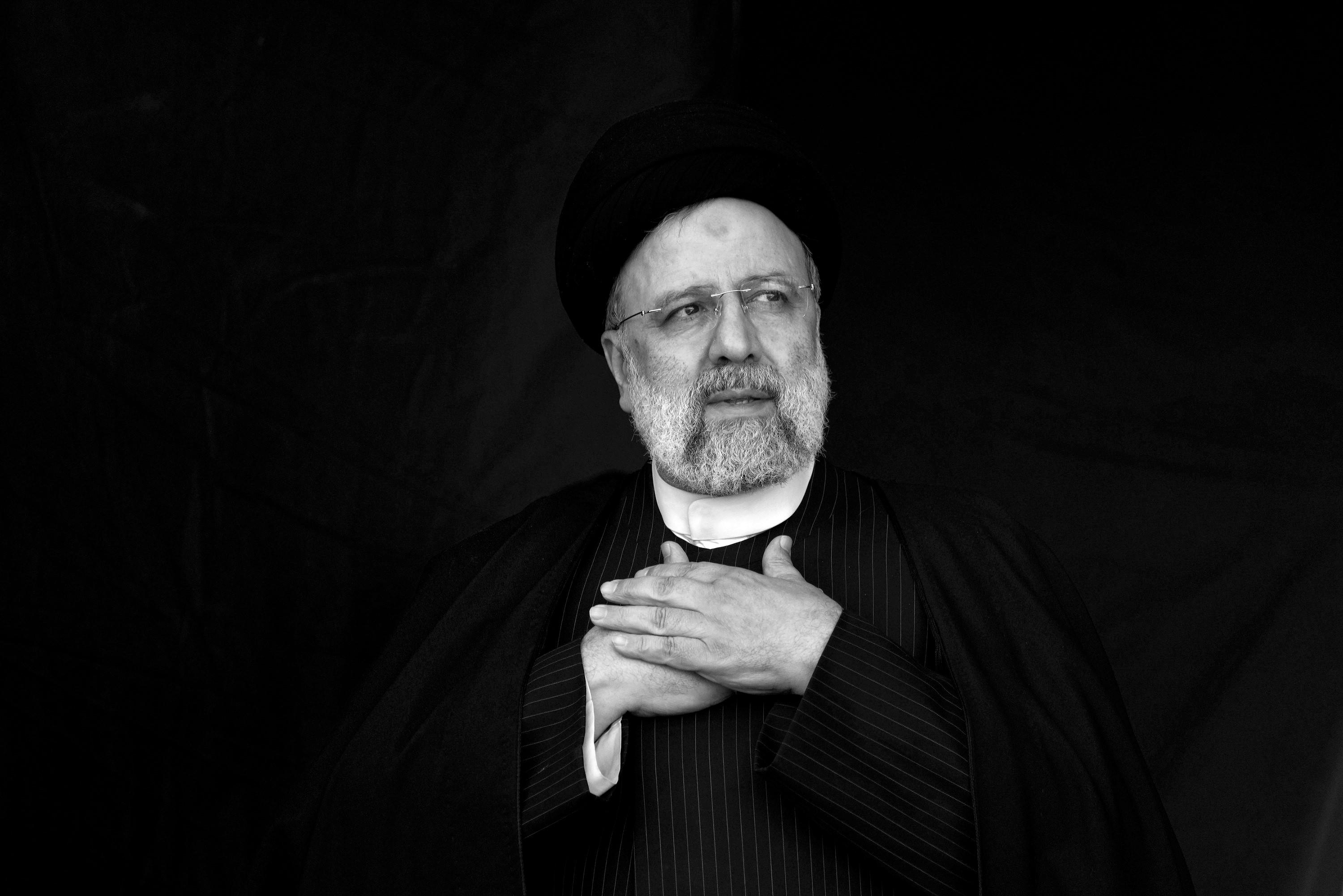 Der iranische Präsident Ebrahim Raisi ist bei einem Hubschrauberabsturz ums Leben gekommen. Das teilte ein iranischer Regierungsvertreter am Montag mit.