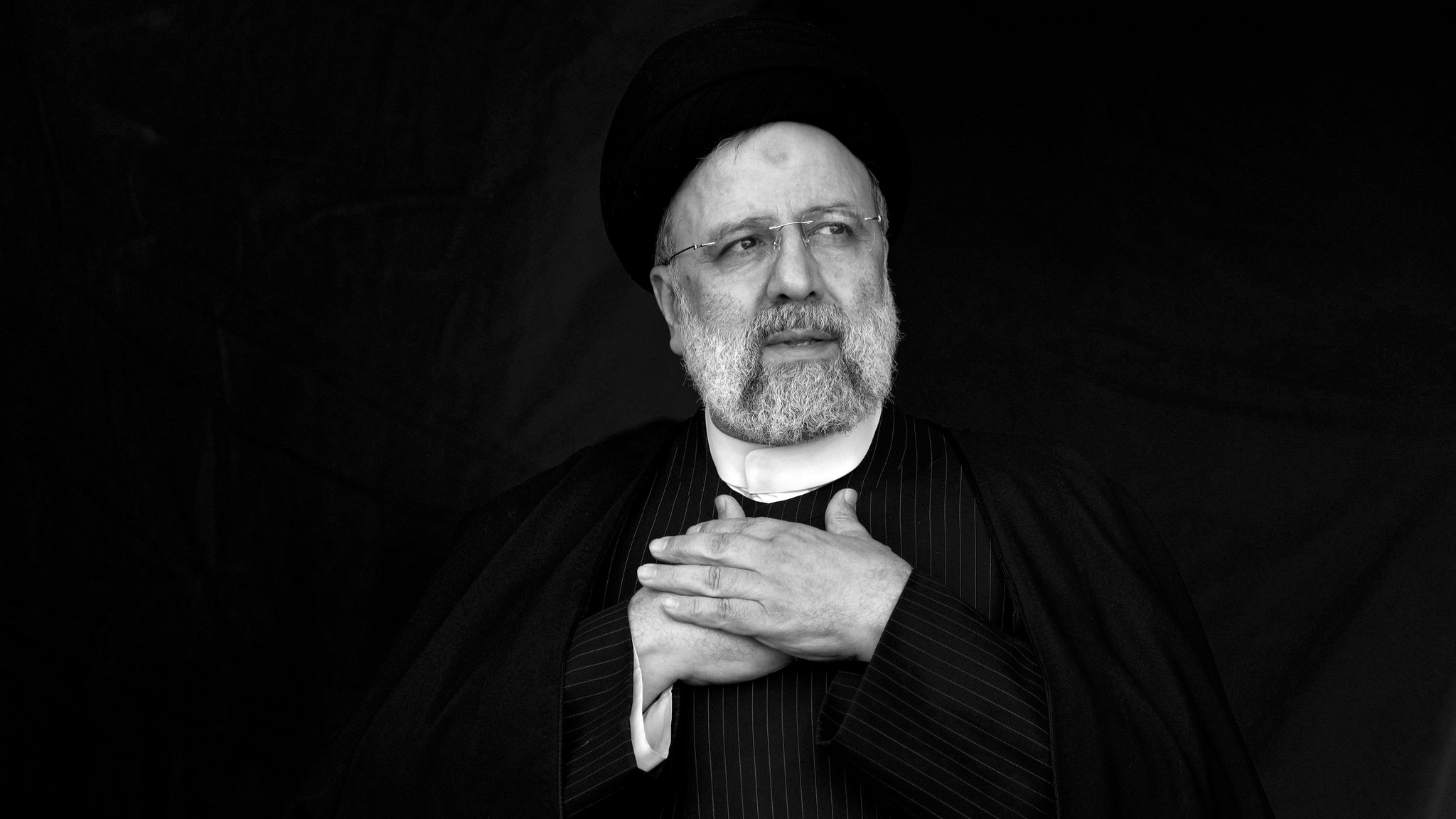 Der iranische Präsident Ebrahim Raisi ist bei einem Hubschrauberabsturz ums Leben gekommen. Das teilte ein iranischer Regierungsvertreter am Montag mit.