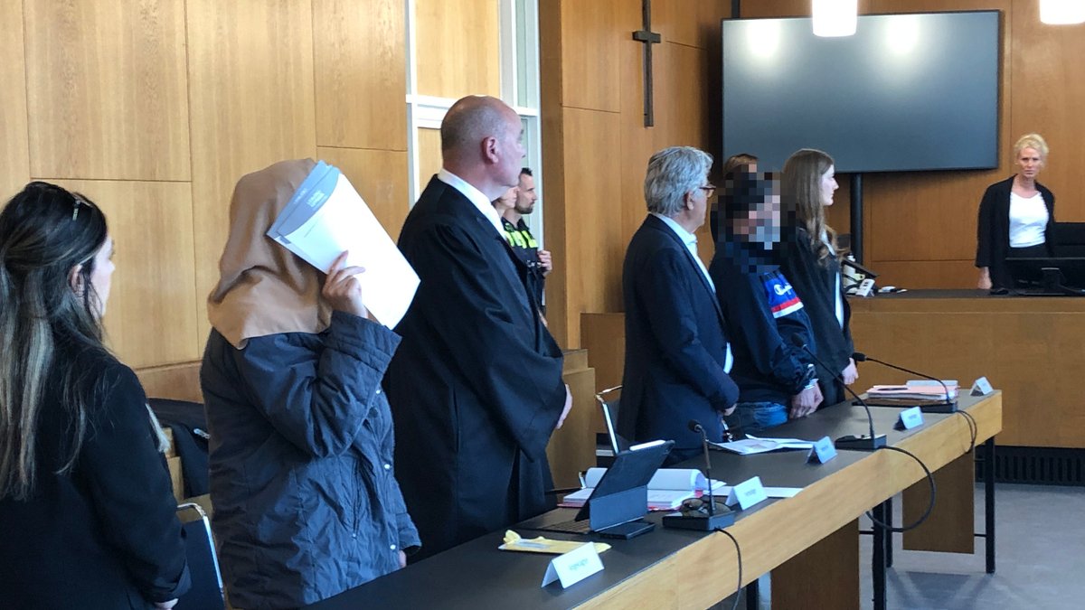 Ehepaar vor Gericht: Mann gesteht, 18-Jährigen getötet zu haben